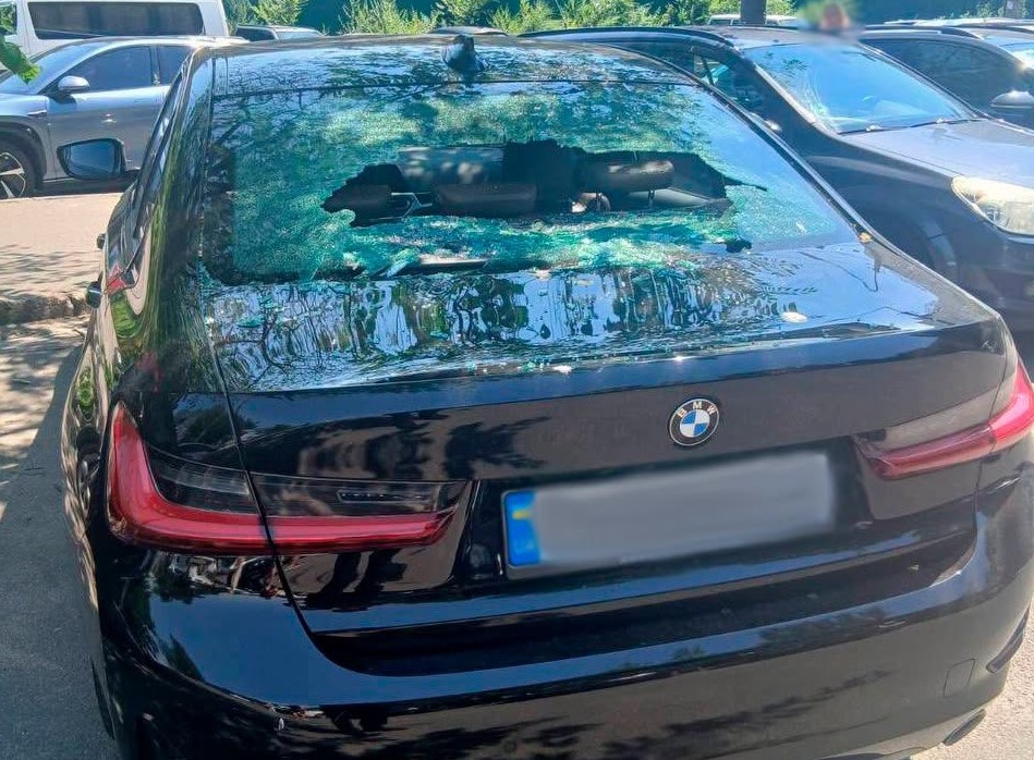 У Києві хуліган-дезертир пошкодив п’ять автівок, його затримали