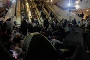 Електронна петиція: У Києві пропонують заборонити намети у метро під час тривог