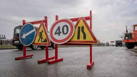 У Святошинському районі на три дні частково обмежено рух транспорту вулицею Зодчих (схема)