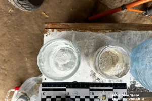 На Броварщині викрили чоловіка, який зберігав амфетамін, канабіс та прекурсори для виготовлення наркотиків (фото)
