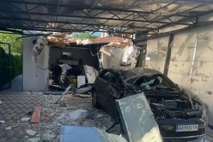У Гатному внаслідок нічної атаки ворога пошкоджено приватний будинок