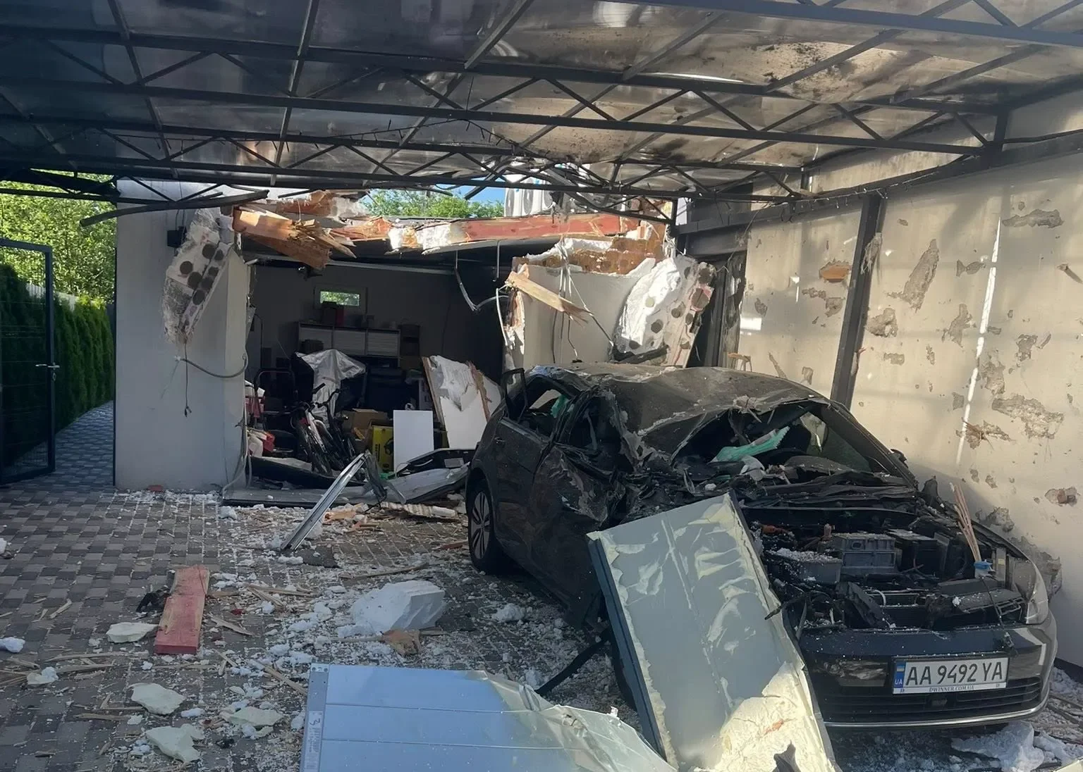 У Гатному внаслідок нічної атаки ворога пошкоджено приватний будинок