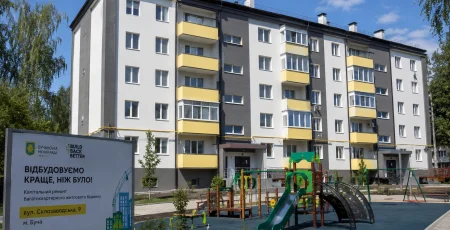 У Бучі завершили відбудову будинку на Склозаводській, який ремонтувала компанія з оточення впливових посадовців