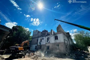 Кількість жертв російської атаки у Дніпрі зросла до 16, у Києві вже 81 постраждалий