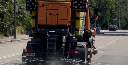 У Києві через спеку посилили полив вулиць: на дорогах працюють до 50 спецмашин