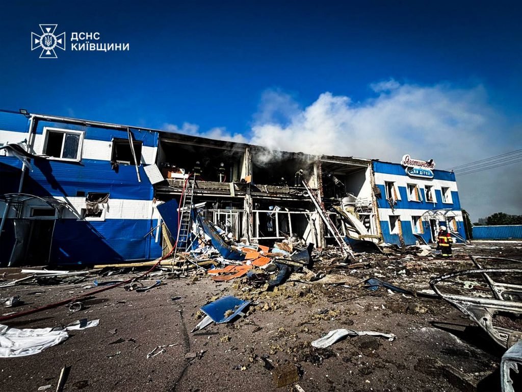 На Київщині до чотирьох осіб зросло число вбитих російською атакою по цивільному підприємству На Київщині до чотирьох осіб зросло число вбитих російською атакою по цивільному підприємству