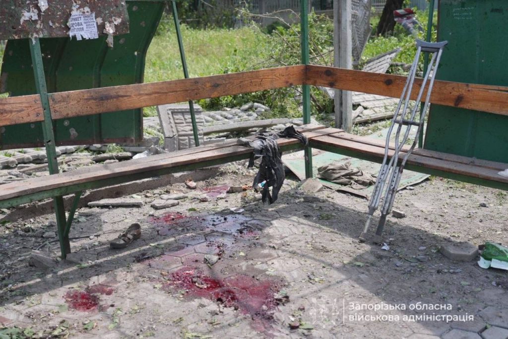 На Запоріжжі окупанти вдарили КАБом поблизу зупинки - двоє вбитих, є постраждалі