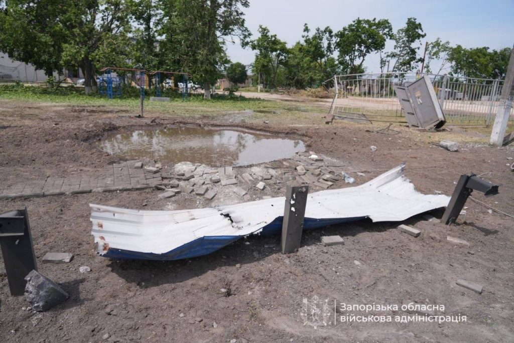 На Запоріжжі окупанти вдарили КАБом поблизу зупинки - двоє вбитих, є постраждалі