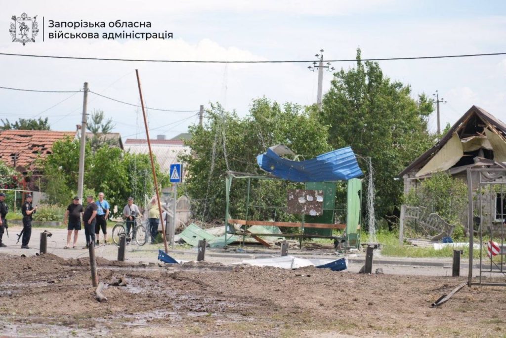На Запоріжжі окупанти вдарили КАБом поблизу зупинки - двоє вбитих, є постраждалі