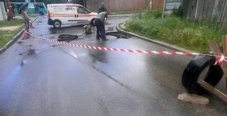 У Києві на вулиці Ушакова обмежено рух транспорту через провал асфальту