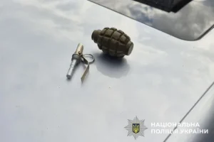У Києві наркоторговець під час затримання погрожував підірвати бойову гранату (фото, відео)