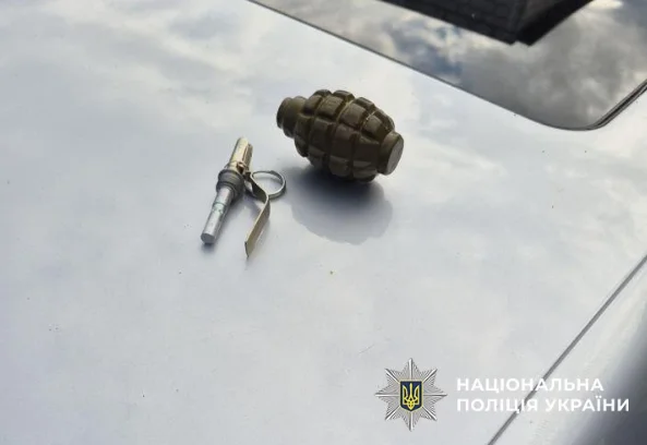 У Києві наркоторговець під час затримання погрожував підірвати бойову гранату (фото, відео)
