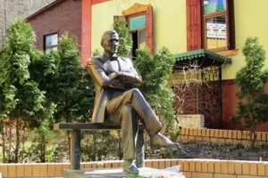 У Києві з Андріївського узвозу прибрали памʼятник Михайлу Булгакову