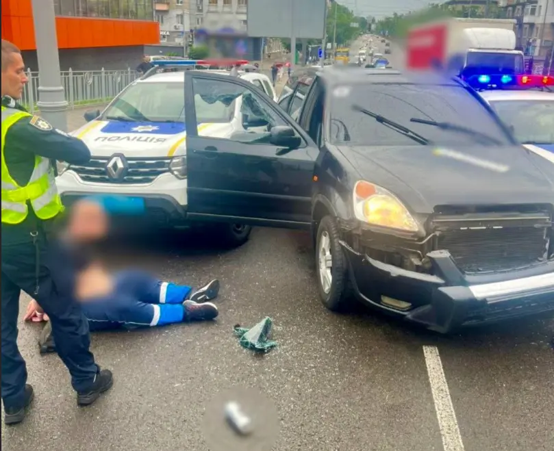 У Києві п’яний водій тікав від патрульних та пошкодив три службові машини