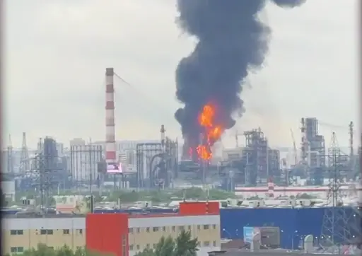 Генштаб підтвердив ураження нафтопереробного заводу у москві (відео)