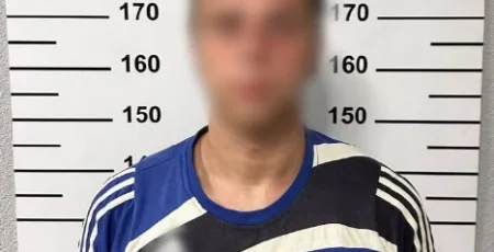  У Києві компанія молодиків через словесний конфлікт прив’язала чоловіка до дерева біля кав’ярні та побила до смерті