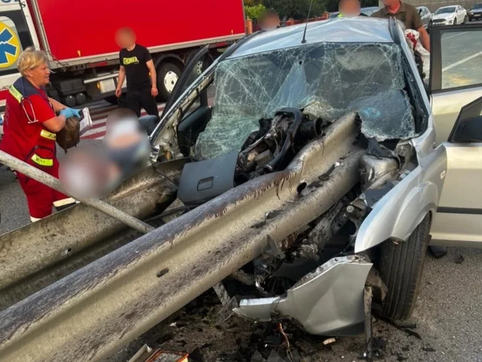 На Обухівщині 70-річний водій Ford Focus влетів у відбійник (фото)