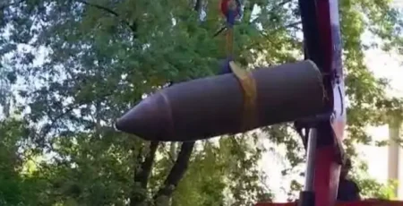 У Києві поблизу багатоповерхівки вилучили бойову частину ракети (фото