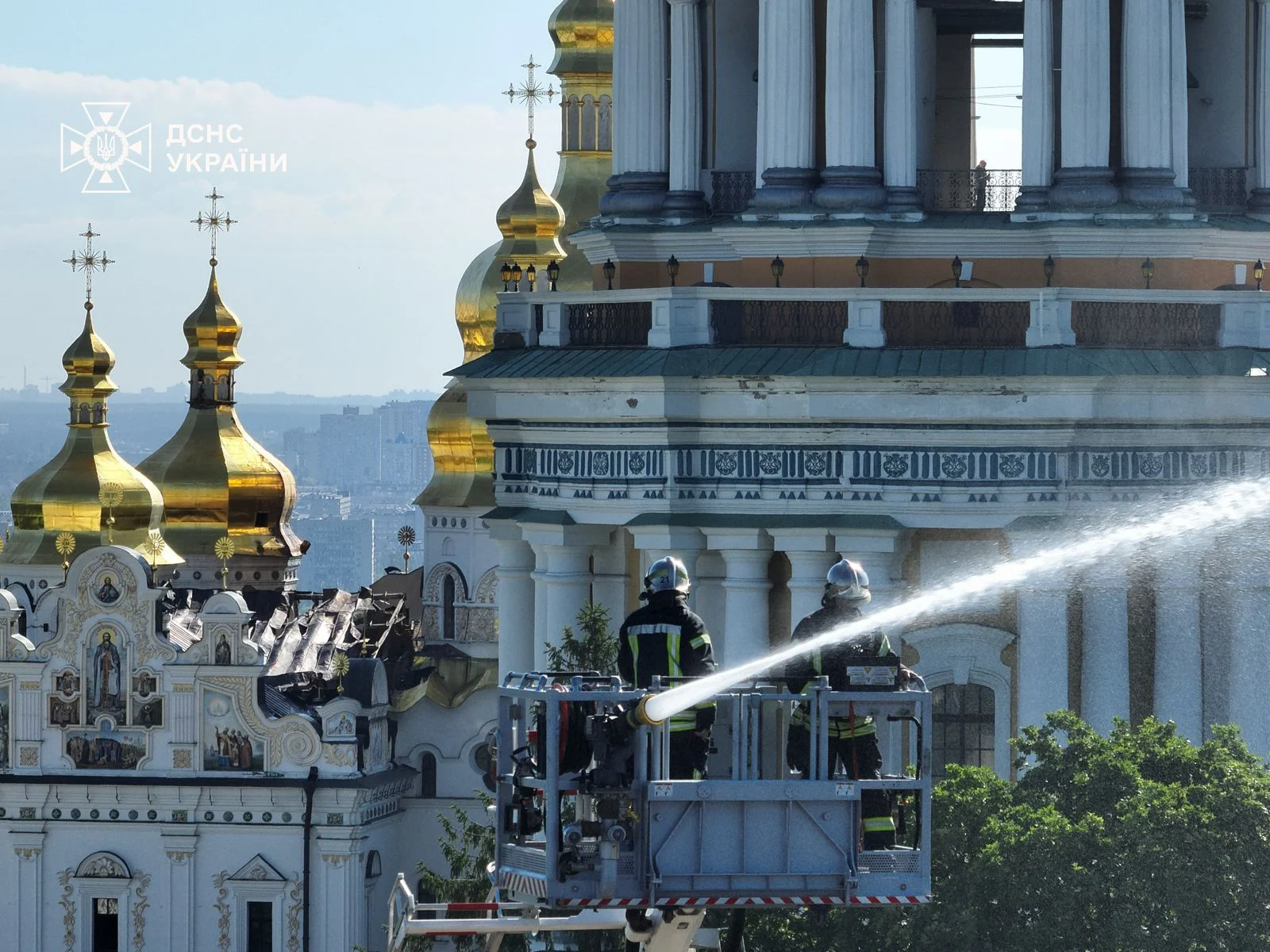 росіяни знищили або пошкодили в Україні загалом майже тисячу культурних споруд, третина – храми, синагоги, мечеті