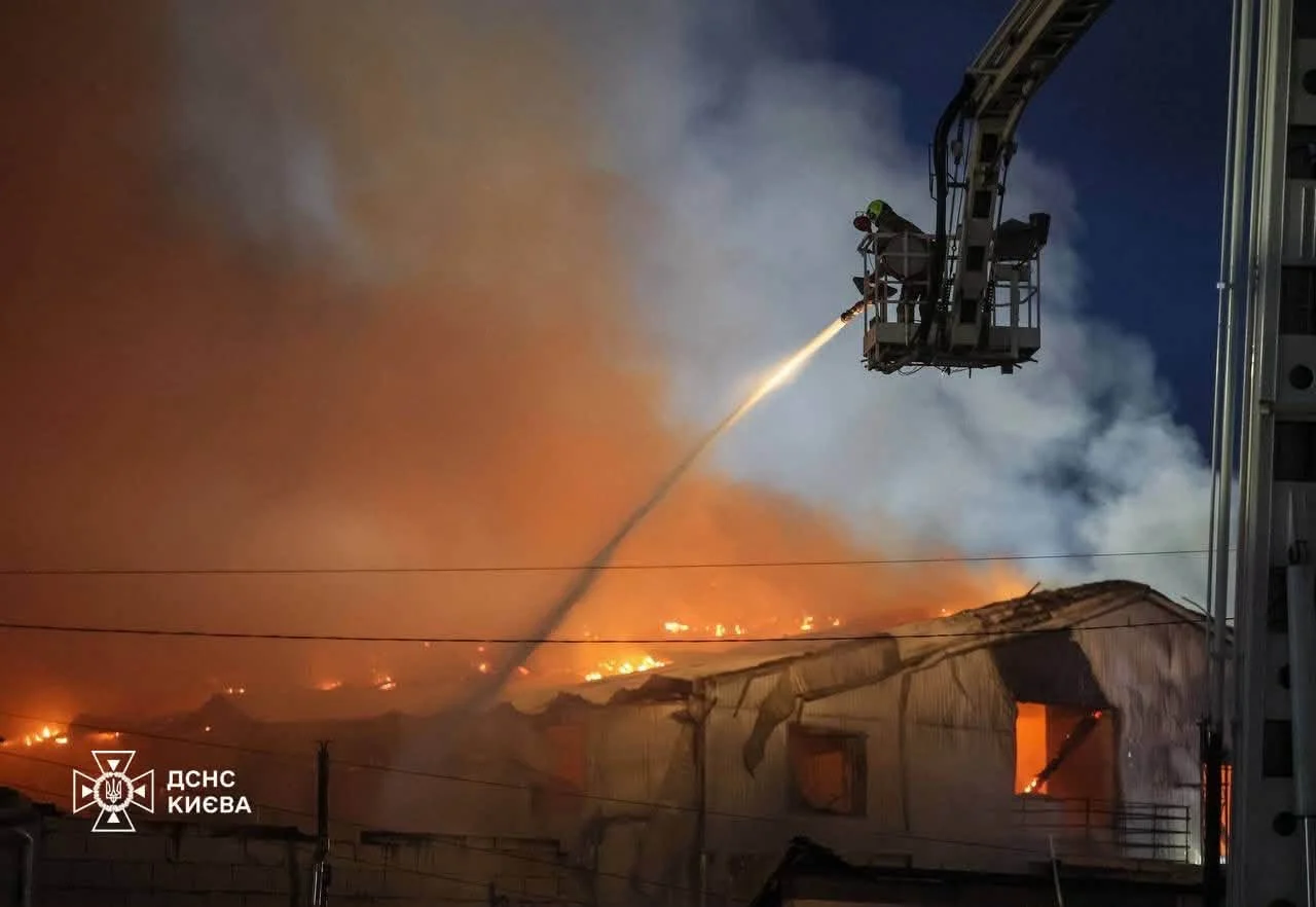 Одна людина загинула, двоє - постраждали під час нічної атаки рф на Київ (фото, відео)