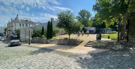 Керівник ДІАЗ “Стародавній Київ” спростував чутки про вирубку сквера заради облаштування культурного простіру на Андріївському
