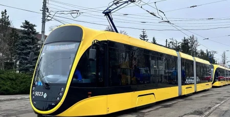 Унаслідок ворожого обстрілу пошкоджено 42 вагони швидкісного трамвая, маршрути №№ 1 і 3 курсують зі збільшеними інтервалами