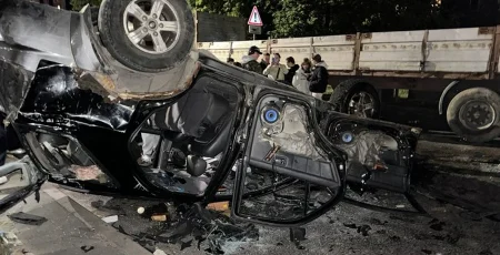 У Львові натовп людей перевернув та понівечив автівку ТЦК: СБУ з Нацполом затримали 23-річного хлопця (фото, відео)