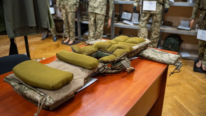 Українські захисниці нарешті отримали перші 2 тис. бронежилетів Українські захисниці нарешті отримали перші 2 тис. бронежилетів
