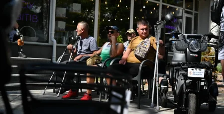 На Київщині ще 17 ветеранів отримали триколісні електроскутери