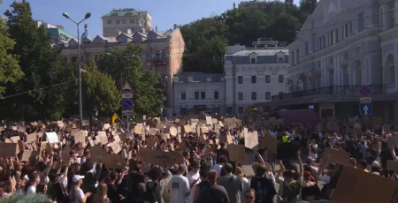 У Києві та регіонах проходять мирні акції "картонкового протесту" проти можливої відставки міністра оборони Михайла Федорова (фото)