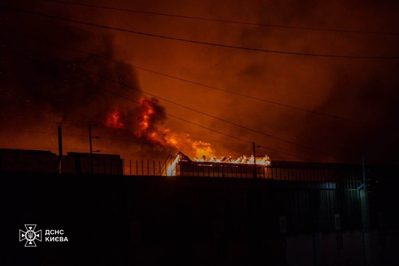 Двоє людей постраждали під час нічної атаки рф на Київ (фото)