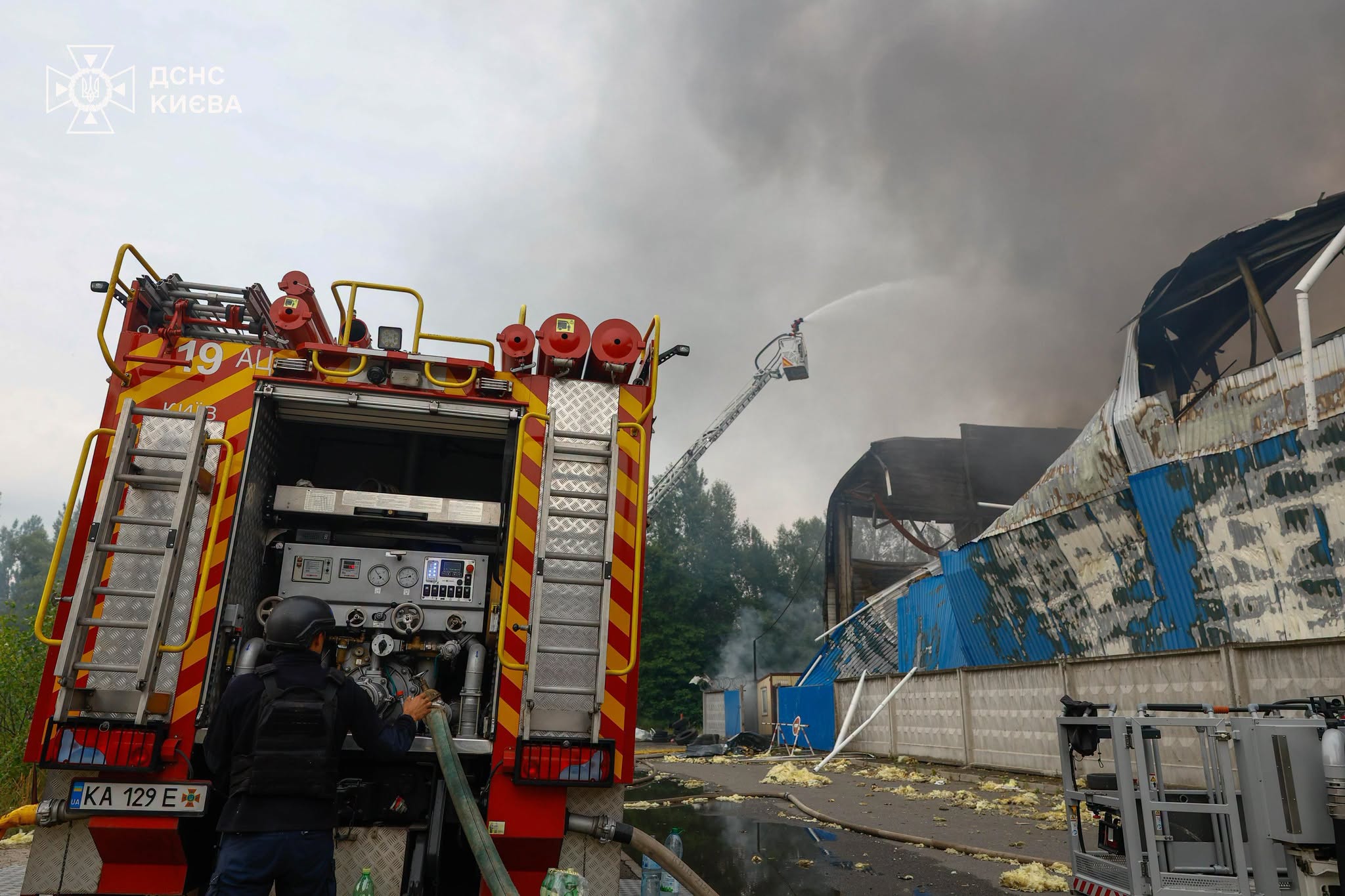 Одна людина загинула, двоє - постраждали під час нічної атаки рф на Київ (фото, відео)