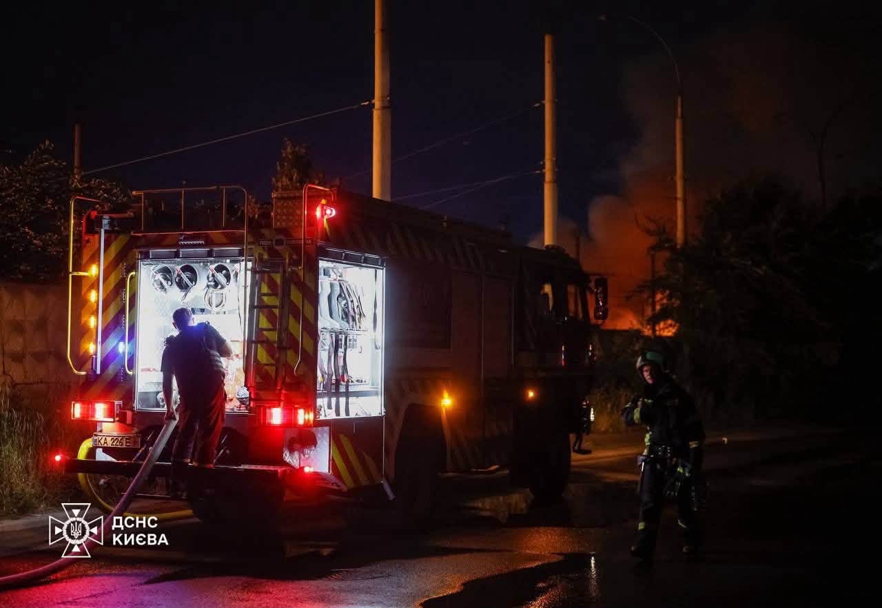 Двоє людей постраждали під час нічної атаки рф на Київ (фото)