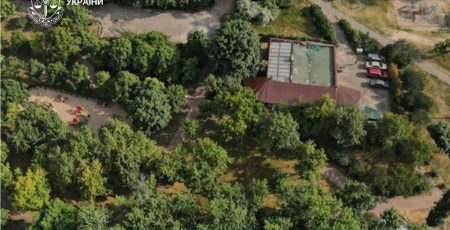 Прокуратура вимагає звільнити сквер на Оболоні від самочинно збудованого кафе