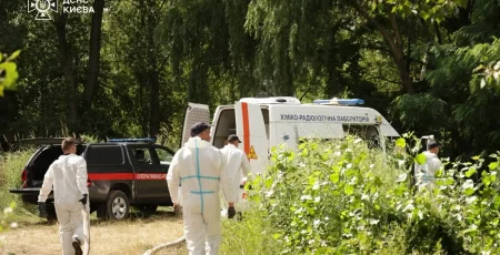 У Києві триває ліквідація забруднення озера Кирилівського: вже відкачано 25 кубометрів ПММ