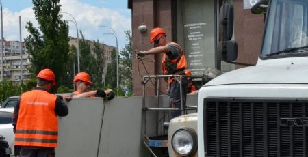 Демонтаж реклами: За пів року у Києві власники демонтували понад 3000 конструкцій
