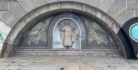Толока з історією: киян запрошують привести до ладу горельєфи біля Поштової площі