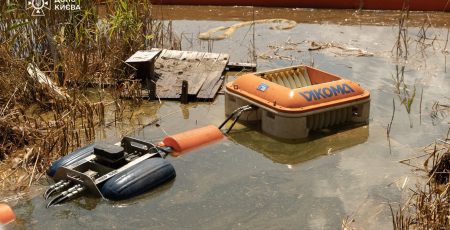 Кирилівське озеро продовжують очищувати від забруднення, встановлено 480 м сорбувальних загороджень (відео)