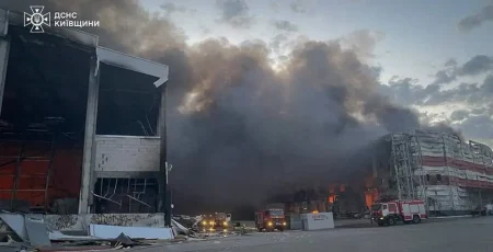 На Київщині внаслідок атаки рф постраждали двоє людей, горять складські будівлі