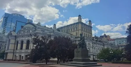 У Києві біля Нацопери звільнили від риштувань пам'ятник Миколі Лисенку
