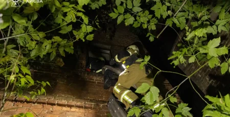 У Києві три людини постраждали внаслідок нічної балістичної атаки