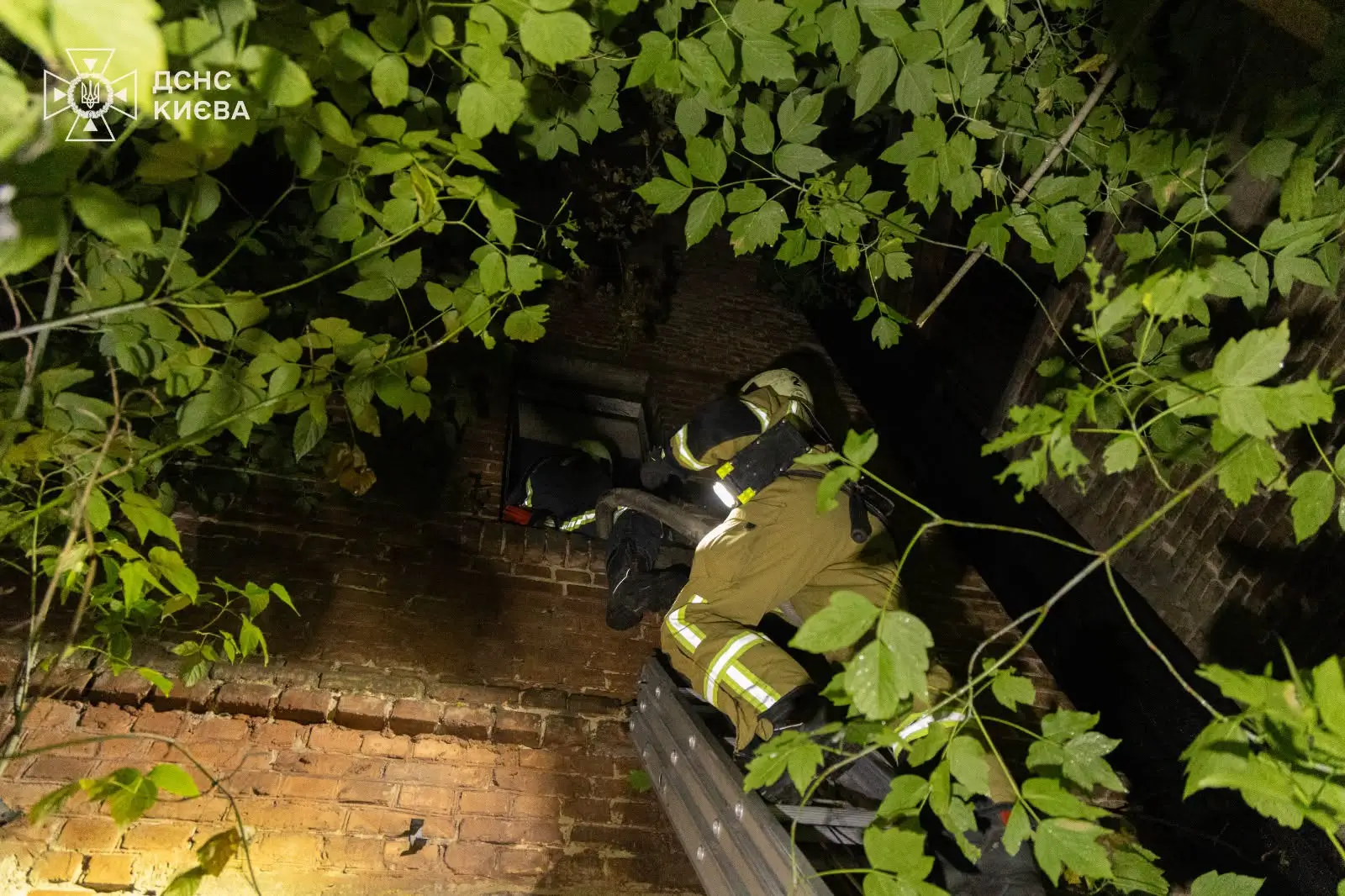 У Києві три людини постраждали внаслідок нічної балістичної атаки
