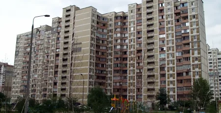 У п'яти багатоповерхівках Деснянського району столиці замінять вікна та двері за понад 5 млн гривень (адреси)