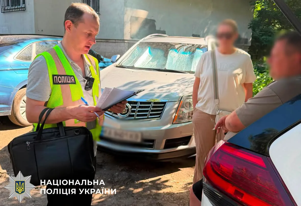 У Києві викрили псевдоадвоката, який за 8,7 тисячі доларів обіцяв оформити статус багатодітного батька