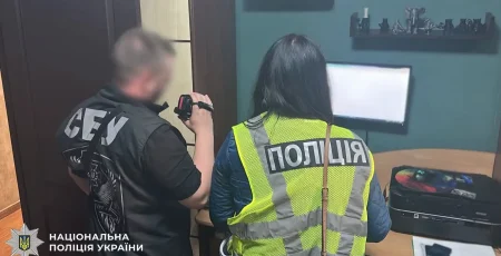 У Києві викрили адвоката та помічника судді, які вимагали 3,5 тис. доларів за вплив на судове рішення (фото)