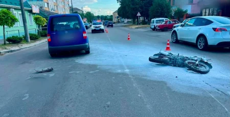 У Таращі зіткнулися автомобіль і мотоцикл: 17-річного водія госпіталізували
