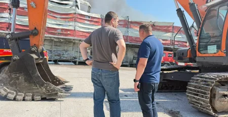 У Білогородській громаді триває ліквідація масштабної пожежі на складах після нічного удару