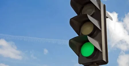 У Дарницькому районі відновили роботу світлофора, пошкодженого внаслідок російської атаки