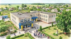 Економія на дітях чи безпека: у Великодимерьскій громаді розгорівся скандал навколо школи у Світильні